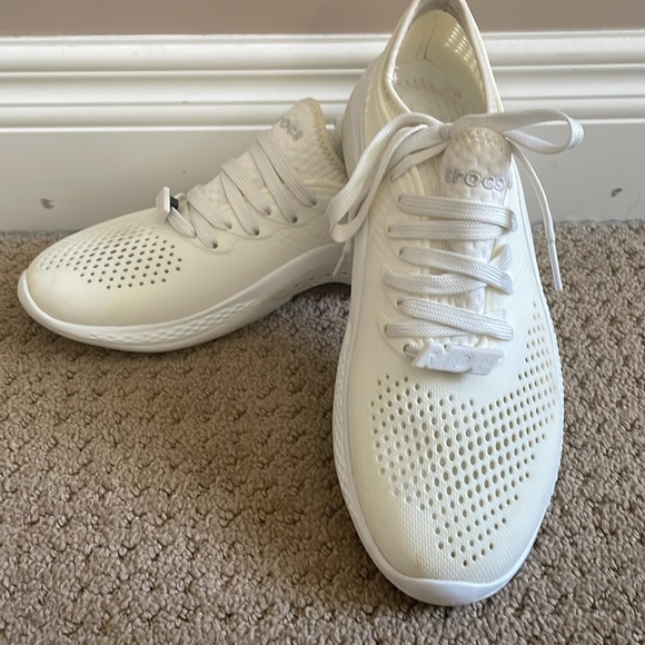 Crocs literide shoes in white colour, size 10 - Picture 2 of 3